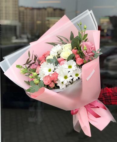Букет цветов из: Розы, Лизиантусы и Хризантемы в Светлом Оренбургская область